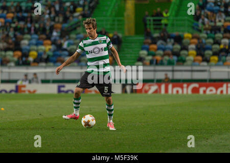 Lissabon, Portugal. 22 Feb, 2018. Die Sportliche Defender aus Portugal Fabio Coentrao (5) während des Spiels der 2. Etappe der Umlauf von 32, sportlichen v Astana © Alexandre de Sousa/Alamy leben Nachrichten Stockfoto