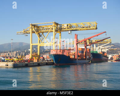 Genua, Italien Dezember 23, 2017: frachtschiffe von grossen gelben Kräne im Hafen geladen Stockfoto