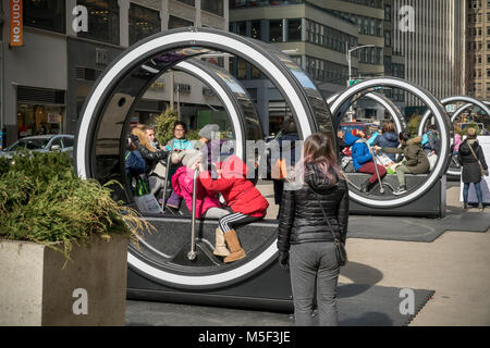 Die Besucher des Garment District in New York vergnügen sich mit der neu installierten interaktiven Kunstausstellung 'Loop' am Samstag, 17. Februar 2018. Sechs Zylinder, die von den Teilnehmern Pumpen einen Hebel powered erstellen Sie einen animierten Film mit Musik um den Umfang inspiriert durch zoetropes aus dem 19. Jahrhundert. Durch ein Team von Kanadiern erstellt, 'Loop' wurde zum ersten Mal in Montreal im Jahr 2016 präsentiert und sind auf Anzeige im öffentlichen Plätzen im Garment District werden bis zum 31. März. (Â© Richard B. Levine) Stockfoto