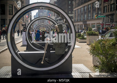 Die Besucher des Garment District in New York vergnügen sich mit der neu installierten interaktiven Kunstausstellung 'Loop' am Samstag, 17. Februar 2018. Sechs Zylinder, die von den Teilnehmern Pumpen einen Hebel powered erstellen Sie einen animierten Film mit Musik um den Umfang inspiriert durch zoetropes aus dem 19. Jahrhundert. Durch ein Team von Kanadiern erstellt, 'Loop' wurde zum ersten Mal in Montreal im Jahr 2016 präsentiert und sind auf Anzeige im öffentlichen Plätzen im Garment District werden bis zum 31. März. (Â© Richard B. Levine) Stockfoto