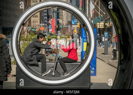 Die Besucher des Garment District in New York vergnügen sich mit der neu installierten interaktiven Kunstausstellung 'Loop' am Samstag, 17. Februar 2018. Sechs Zylinder, die von den Teilnehmern Pumpen einen Hebel powered erstellen Sie einen animierten Film mit Musik um den Umfang inspiriert durch zoetropes aus dem 19. Jahrhundert. Durch ein Team von Kanadiern erstellt, 'Loop' wurde zum ersten Mal in Montreal im Jahr 2016 präsentiert und sind auf Anzeige im öffentlichen Plätzen im Garment District werden bis zum 31. März. (Â© Richard B. Levine) Stockfoto