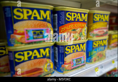 Dosen von Spam von Hormel sind auf einem Regal in New York am Dienstag, 20. Februar 2018. Hormel Foods ist geplant im ersten Quartal die Ergebnisse am 13.02.22, Version vor die Glocke. (Â© Richard B. Levine) Stockfoto