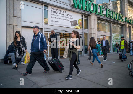 Die Whole Foods Market in der Nähe des Union Square in New York wirbt Amazon Angebot an Prime Mitglieder von 5% zurück, wenn Sie eine Marke Amazon Rewards Visa Kreditkarte in Whole Foods, am Mittwoch, 21. Februar 2018. Amazon erworbenen Whole Foods Marker im August 2017 und die beiden Unternehmen zusammen zu integrieren. (© Richard B. Levine) Stockfoto