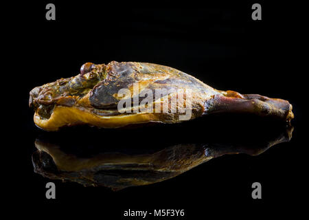 Jamon Serrano. Ein spanischer Schinken auf Schwarz. Stockfoto