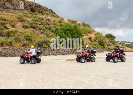 Milos, Griechenland, 18. Mai 2017: Junge Leute, die Quads auf der Straße. Quad ist sehr beliebtes Verkehrsmittel auf Milos. Griechenland. Stockfoto