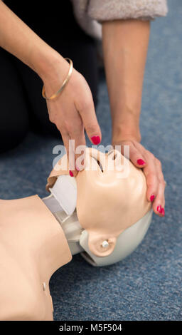 Erste-Hilfe- und HLW-Techniken werden bei einer Erste-Hilfe-Wiederbelebungsmannequin angewendet. Stockfoto