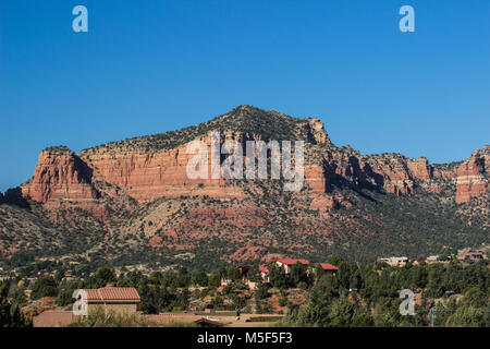 Arizona High Desert Red Mountains mit Blick auf Tal mit Wohnungen Stockfoto