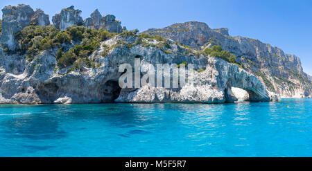 Panorama von blauem Meer und die felsige Küste im Golf von Orosei Sardinien Italien Stockfoto