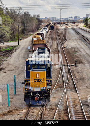 CSX Corporation Lokomotive 4086 Verlagerung von Güterverkehr oder Schienenwagen im Rangierbahnhof von CSX Transport in Montgomery Alabama, USA. Stockfoto