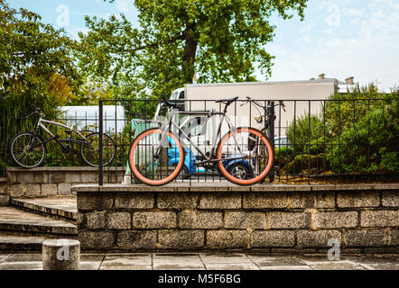 Fahrräder einschließlich mit bunten rosa Rädern geparkt auf einem Bürgersteig in der NOtre Dame in Paris Frankreich. Stockfoto