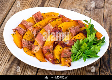 Gerichte aus Kürbis mit Speck. Studio Foto Stockfoto