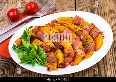 Gerichte aus Kürbis mit Speck. Studio Foto Stockfoto