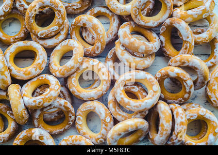 Donut in der Glasur, traditionellen, runden Keks zu Tee, Kaffee Stockfoto