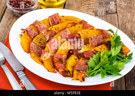 Gerichte aus Kürbis mit Speck. Studio Foto Stockfoto