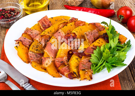 Gerichte aus Kürbis mit Speck. Studio Foto Stockfoto