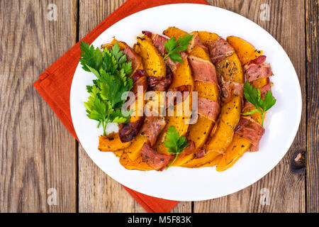 Gerichte aus Kürbis mit Speck. Studio Foto Stockfoto