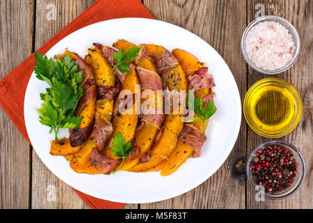 Gerichte aus Kürbis mit Speck. Studio Foto Stockfoto