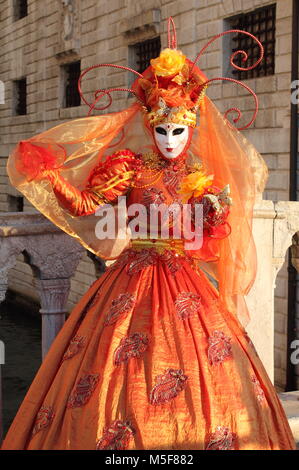 Venedig - 10. Februar: Person in venezianischem Kostüm nimmt an den Karneval von Venedig am 10. Februar 2018 in Venedig, Italien Stockfoto