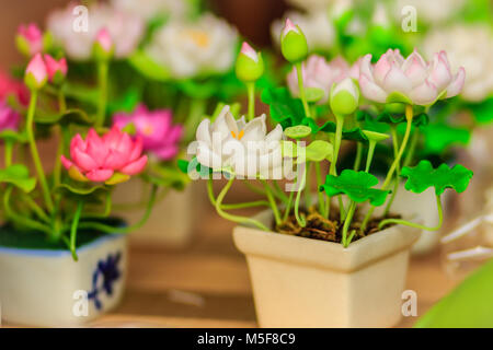 Cute künstliche Pink Lotus Blumen oder Seerose. Künstliche Lotus Blume, handgefertigte Ton Lotus Blüte mit grünen Blättern und rosa Blütenblatt, DIY-kunst Produkt Stockfoto