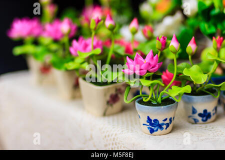 Cute künstliche Pink Lotus Blumen oder Seerose. Künstliche Lotus Blume, handgefertigte Ton Lotus Blüte mit grünen Blättern und rosa Blütenblatt, DIY-kunst Produkt Stockfoto