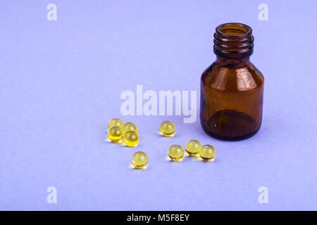 Farbe Tabletten und Pillen auf lila Hintergrund. Studio Foto Stockfoto