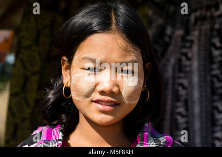 Bagan, Myanmar, 27. Dezember 2017: Portrait eines jungen Mädchens mit Tanaka Paste auf ihr Gesicht, Stockfoto