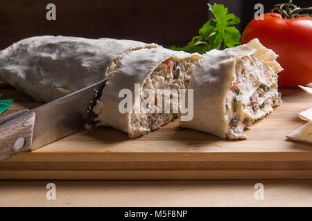 Stücke geschnittenen dünn armenische Fladenbrot oder Lavash gewickelt, Tomaten, Käse oder Quark, Hühnerfleisch, Tomaten und Kräuter - Dill, Zwiebel, Petersilie Stockfoto