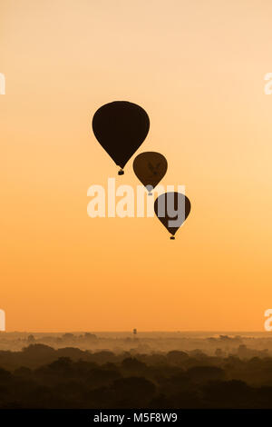 BAGAN, Myanmar, Januar 2, 2018: Malerische Sonnenaufgang über dem antiken Tempel in Bagan, Myanmar Stockfoto