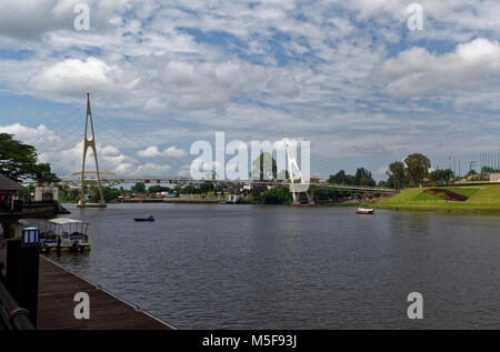 Die Darul Hana Brücke über den Fluss Sarawak, Kuching, Malaysia Stockfoto