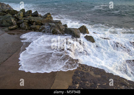 Die Welle auf der Pier, raue Meer, ligurische Küste, Italien Stockfoto