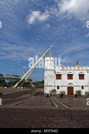Die Darul Hana Brücke über den Fluss Sarawak, Kuching, Malaysia Stockfoto
