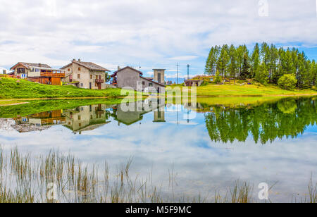 Reflektiert Häuser in den See Lod in der Nähe des Dorfes Gämsen in Val d'Aosta, Italien Stockfoto