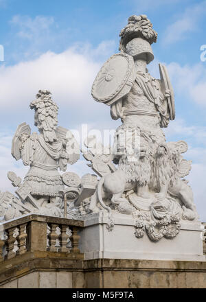 Alte barocke Statuen in einem Park in Wien, Österreich Stockfoto