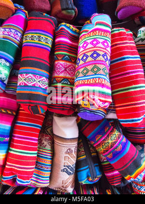 Bleistift Fällen. Anzeige der traditionelle Souvenirs auf dem Markt in La Paz, Bolivien. Das Foto als Hintergrund. Andine Kultur, der Quechua Stockfoto