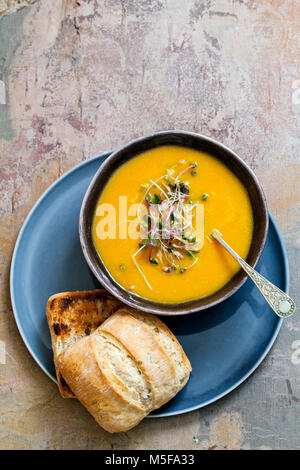 Karotten Suppe mit dem Richtfest der grünen Sprossen Stockfoto