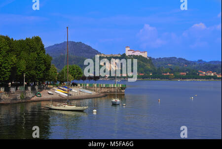 Das Lombardische Ufer des Lago Maggiore, mit der Burg von Angera auf der Spitze des Hügels, von Arona genommen Stockfoto