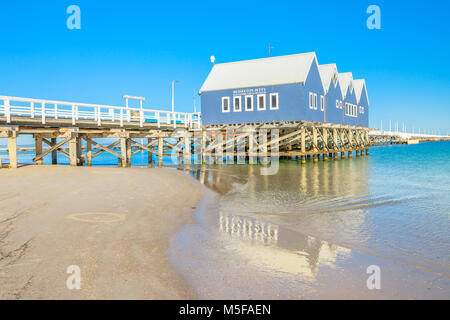 Busselton, Australien - Jan 1, 2018: Busselton Jetty in Cheltenham Beach, WA, auf dem Meer nieder. Auf 1841 Meter, die Jetty ist sagte der längsten hölzernen Struktur in der südlichen Hemisphäre. Stockfoto