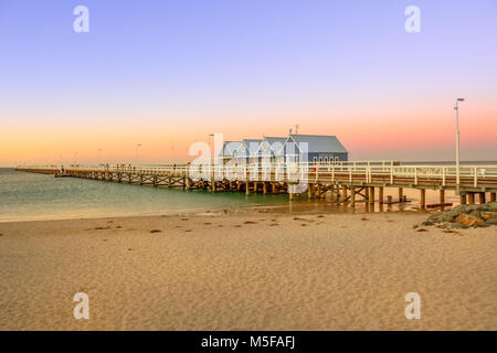 Busselton, Australien - 30 Dezember 2017: die malerische Landschaft von Busselton Jetty in Busselton, Western Australia in der Dämmerung. Busselton Jetty ist die längste hölzerne Seebrücke in der Welt. Kopieren Sie Platz. Stockfoto