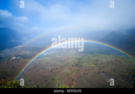 Gran Canaria, Februar 2018, doppelter Regenbogen über dem Tal von Tirajana Stockfoto