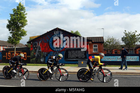 Team Kolumbien Zyklus Vergangenheit pro-britischen loyalistischen Wandmalereien von Osten Belfast während der Sitzung vor dem 2014 Giro d'Italia Rennen in Belfast, Nordirland, 09. Mai 2014. Belfast ist Gastgeber der Giro d'Italia große Start (Grande Zum Anfang) mit 3 Tagen radfahren Aktion vom 9. bis zum 11. Mai 2014. Stockfoto