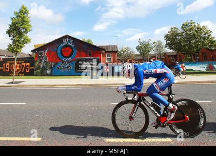 Team FDJ.fr (Frankreich) Zyklus Vergangenheit pro-britischen loyalistischen Wandmalereien von Osten Belfast während der Sitzung vor dem 2014 Giro d'Italia Rennen in Belfast, Nordirland, 09. Mai 2014. Belfast ist Gastgeber der Giro d'Italia große Start (Grande Zum Anfang) mit 3 Tagen radfahren Aktion vom 9. bis zum 11. Mai 2014. Stockfoto