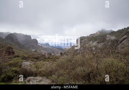 Gran Canaria, Februar 2018, Las Cumbres - der höchste Ares der Insel, Ansicht von unter Wolken zu sonnigen Tal und Tauro Bergmassiv Stockfoto