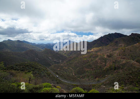 Gran Canaria, Februar 2018, Las Cumbres - der höchste Ares der Insel, Ansicht von unter Wolken zu sonnigen Tal und Tauro Bergmassiv Stockfoto