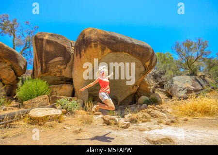 Australische outback Freiheit Konzept. Happy kaukasische Frau in Hippo's Yawn, ein Hippo-geformten Felsen in der Nähe der Wave Rock in Hyden, Western Australia springen. Weibliche Jumper in Hyden Wildlife Park. Stockfoto