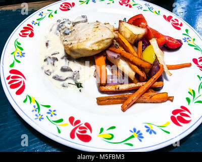 Hähnchenfilet, cremige Sauce mit Champignons, gedünstetem Gemüse. Studio Foto