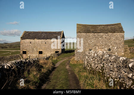 Zwei alte Scheunen neben einem Feldweg in der Nähe des Dorfes Hartington im Peak District. Derbyshire England UK. Stockfoto