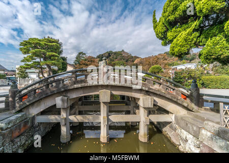 Taiko-bashi (Drum Bridge) und San keine Torii Tor am Eingang der Tsurugaoka Hachimangu Schrein. In Kamakura, Präfektur Kanagawa, Japan. Stockfoto