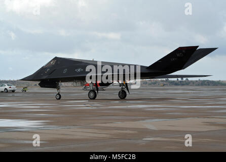 MIRAMAR, Kalifornien, USA - 15.Oktober 2016: US Air Force Lockheed Martin F-117 Nighthawk Stealth Fighter jet während der MCAS Miramar Airshow rollen. Stockfoto