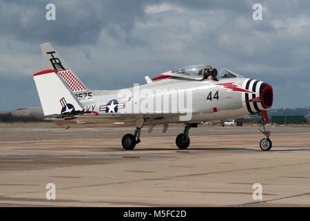 MIRAMAR, Kalifornien, USA - 15.Oktober 2016: North American FJ-4B Fury warbird Rollen nach dem Fliegen an der MCAS Miramar Airshow. Stockfoto