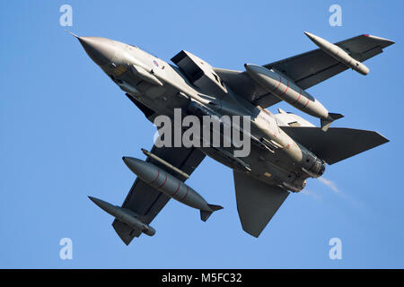 LEEUWARDEN, Niederlande - 28.März 2017: Die britische Royal Air Force Tornado GR-4 Bomber Jet Flugzeug im Flug während der NATO-Übung Frisian Flag. Stockfoto